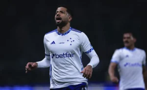 Cruzeiro e Internacional negociam João Marcelo; situação financeira do Colorado dificulta acordo