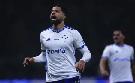 Cruzeiro e Internacional negociam João Marcelo; situação financeira do Colorado dificulta acordo