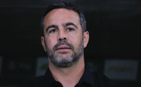 Cruzeiro negocia com Artur Jorge para acordo sobre multa rescisória