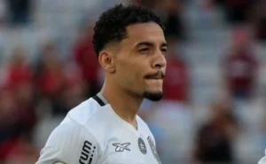 Cruzeiro negocia com Al-Rayyan a contratação de Gregore, que tem jogo duro para permanecer no clube