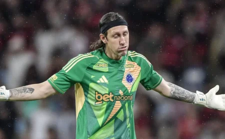 Cássio preocupa o Cruzeiro após deixar o gramado em maca com suspeita de lesão no ombro esquerdo Cássio preocupa o Cruzeiro após deixar o gramado em maca com suspeita de lesão no ombro esquerdo