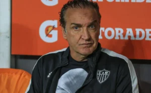 Cuca aceita redução salarial no Santos e receberá R$ 1 milhão por mês, informa site Cuca aceita redução salarial no Santos e receberá R$ 1 milhão por mês, informa site