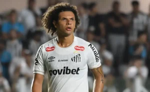 Cuca experimenta Willian Arão na zaga em jogo-treino do Santos contra a sub-20