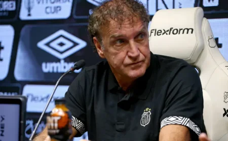 Cuca promove duas alterações no time titular do Santos e esboça escalação para o jogo contra o Remo