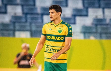 Cuiabá rescinde contrato com zagueiro Edson Rogério após cinco jogos