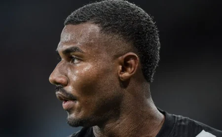 Cuiabano, do Vasco, interessa a Ancelotti, mas Seleção Brasileira só após a Copa