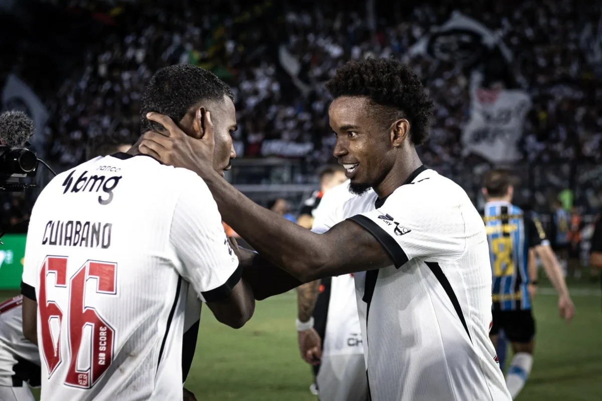 Cuiabano e Thiago Mendes disputam autoria do gol do Vasco contra o Grêmio: "Foi meu"