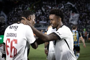Cuiabano e Thiago Mendes disputam autoria do gol do Vasco contra o Grêmio: Foi meu Cuiabano e Thiago Mendes disputam autoria do gol do Vasco contra o Grêmio: "Foi meu"