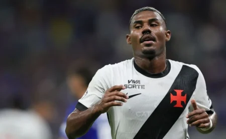 Cuiabano reencontra bom momento no Vasco após passagens por Grêmio e Botafogo