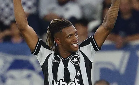 Danilo conversa com jogadores do Palmeiras e Abel Ferreira é flagrado em diálogo com o meio-campista