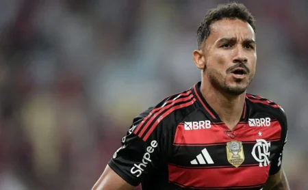 Danilo curte post com críticas a Leonardo Jardim, novo técnico do Flamengo