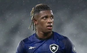 Danilo demonstra respeito em Palmeiras x Botafogo e cumprimenta ex-companheiros, viralizando na web