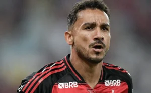 Danilo planeja futuro no Flamengo após aposentadoria e rejeita outras ofertas