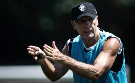 David desperta interesse de Renato Gaúcho e busca espaço no Vasco no início da temporada