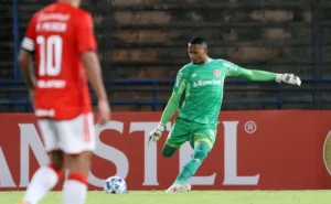 Declaração de John sobre não ser aproveitado por Coudet causa comoção na torcida do Internacional: “Buffon negro” Declaração de John sobre não ser aproveitado por Coudet causa comoção na torcida do Internacional: “Buffon negro”