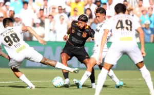 Defesa do Santos concede gol a Memphis Depay e causa reação em torcedores