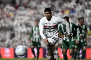 Defesa do São Paulo reage a trauma e impulsiona time ao topo do Brasileirão