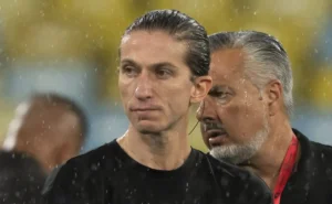 Demissão de Filipe Luís na madrugada: Leila Pereira, do Palmeiras, critica atitude como falta de respeito.