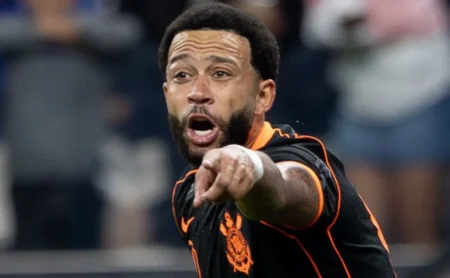 Depay aceita renovar com o Corinthians, mas exige projeto esportivo mais consistente