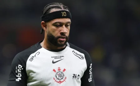 Depay é criticado pela torcida do Corinthians após partida contra o Coritiba