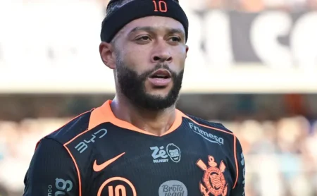 Depay irrita jogadores do Corinthians ao usar celular em jogo contra o Flamengo