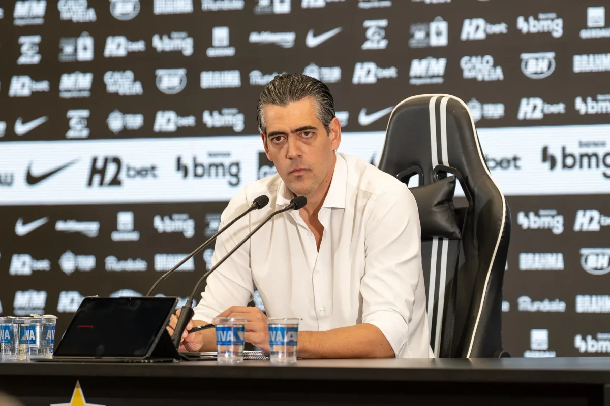 Diretor do Atlético-MG critica trocas de técnicos e alfineta Flamengo por demissão de Filipe Luís Diretor do Atlético-MG critica trocas de técnicos e alfineta Flamengo por demissão de Filipe Luís