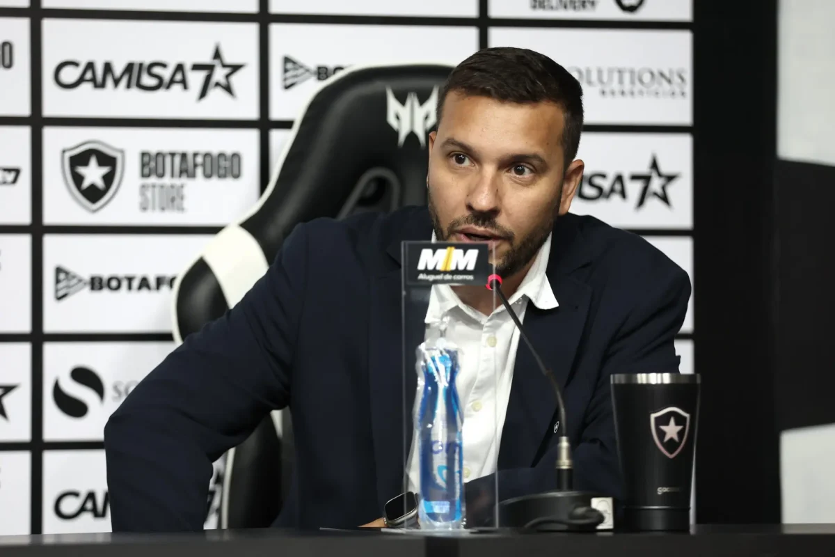 Diretor do Botafogo detalha conversas com Textor e esclarece busca por novo técnico: "Entrevistas ainda não ocorreram"