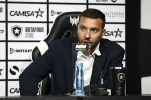 Diretor do Botafogo detalha conversas com Textor e esclarece busca por novo técnico: "Entrevistas ainda não ocorreram"