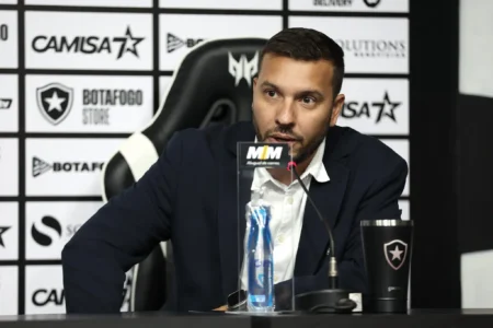 Diretor do Botafogo detalha conversas com Textor e esclarece busca por novo técnico: "Entrevistas ainda não ocorreram"