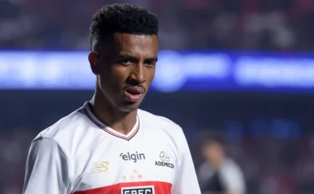 Diretoria do São Paulo comemora a permanência de Marcos Antônio e a considera vitória sobre o Flamengo Diretoria do São Paulo comemora a permanência de Marcos Antônio e a considera vitória sobre o Flamengo