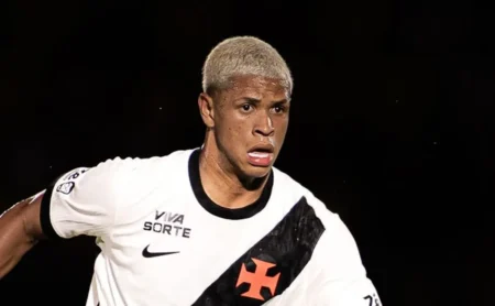 Diretoria do Vasco discute punição para Cauan Barros após nova expulsão na temporada