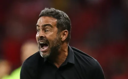 Diretoria do Cruzeiro reconhece necessidade de mudanças e Artur Jorge terá apoio