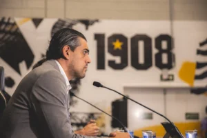 Dirigente do Atlético-MG revela pressão e desabafa: "Já chorei escondido"