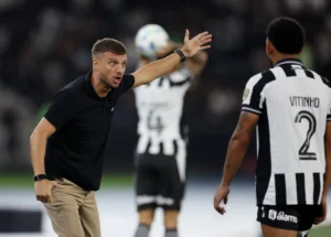 Do auge ao Z-4: a crise no trabalho de Anselmi no Botafogo Do auge ao Z-4: a crise no trabalho de Anselmi no Botafogo