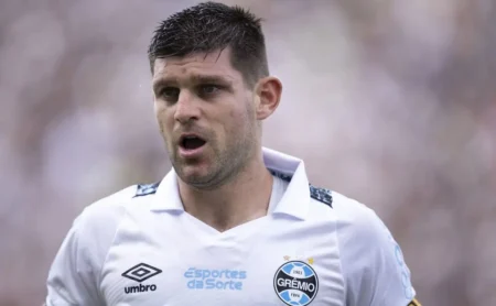 Ídolo gremista conquista cidadania brasileira e libera vaga no elenco