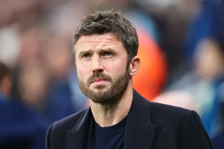 Dono do United evita falar sobre futuro de Carrick: "Ainda tem tempo pela frente"