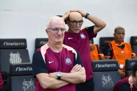 Dorival avalia controle do Corinthians na Vila e minimiza pressão: "Dou pouca importância"