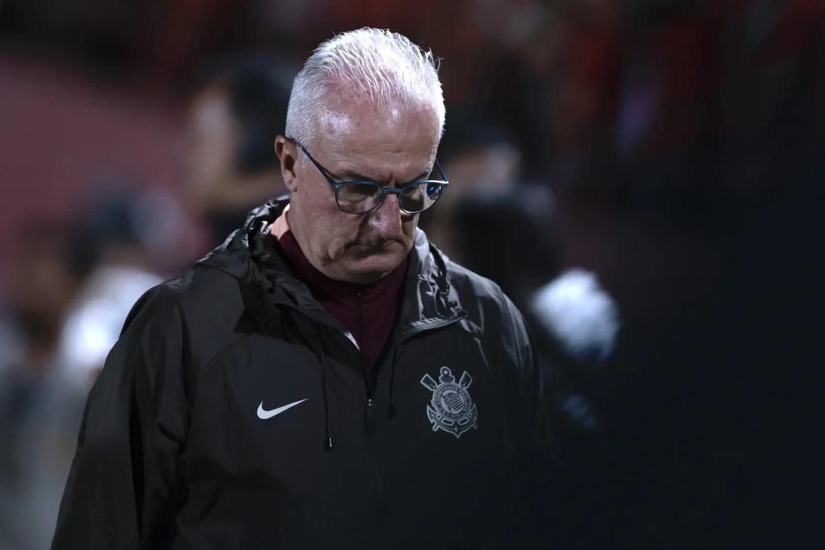 Dorival enfrenta sequência negativa e iguala marca no Corinthians