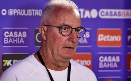 Dorival Júnior solicita reforço após saída de André e Corinthians planeja estratégia no mercado