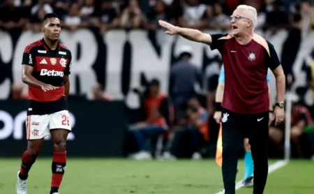 Dorival Júnior desperdiça chance com expulsão e Corinthians empata novamente