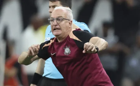 Dorival Júnior demonstra insatisfação com o setor ofensivo do Corinthians após declaração de Marcelo Paz
