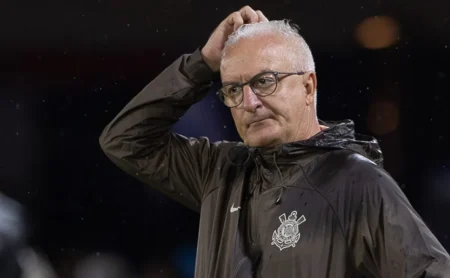 Dorival Júnior recebe críticas por estratégia em derrota do Corinthians para o Coritiba