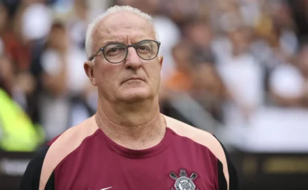 Dorival Júnior avalia pressão por jogo contra o Flamengo após tropeço do Corinthians