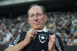Eagle busca na Justiça a suspensão de liminar que garante a permanência de Textor no Botafogo Eagle busca na Justiça a suspensão de liminar que garante a permanência de Textor no Botafogo