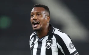 Edenílson comenta crise no Botafogo após estreia no Brasileirão e avalia Anselmi Edenílson comenta crise no Botafogo após estreia no Brasileirão e avalia Anselmi