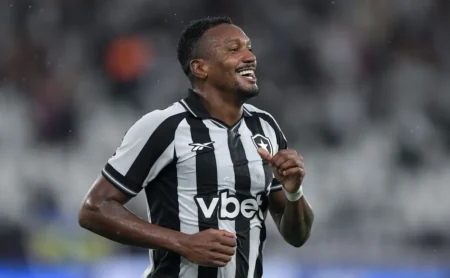 Edenílson se sobressai em estreia pelo Botafogo e almeja vaga no time titular