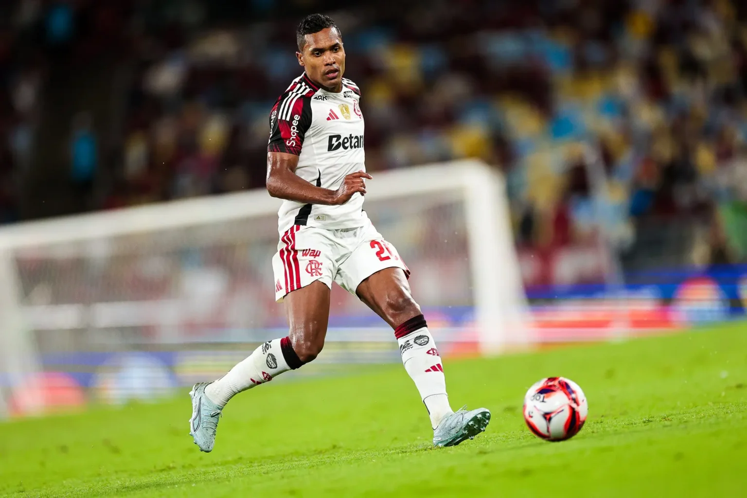 Em crise, Alex Sandro afirma que o comprometimento com o Flamengo permanece o mesmo de 2025: "Mudaram os resultados"