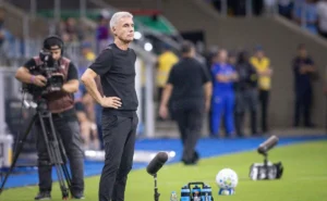 Empate com lições: as falas de Luís Castro expõem o momento do Grêmio