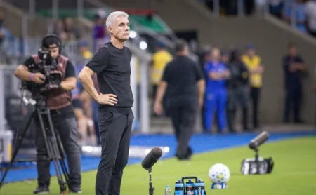 Empate com lições: as falas de Luís Castro expõem o momento do Grêmio