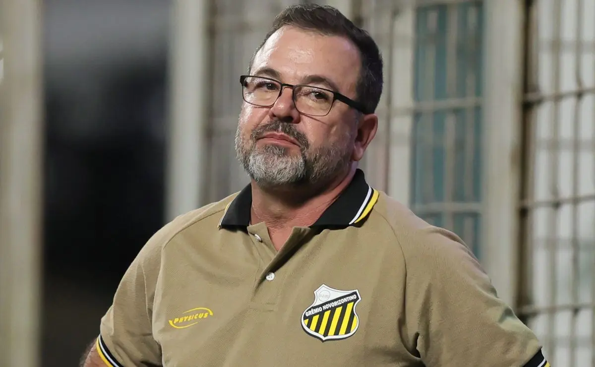 Enderson Moreira lamenta vice-campeonato paulista e analisa a vitória do Palmeiras: “É importante parabenizar” Enderson Moreira lamenta vice-campeonato paulista e analisa a vitória do Palmeiras: “É importante parabenizar”